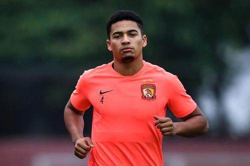 工人日报：归化球员仍在考察 国足人才匮乏成常态