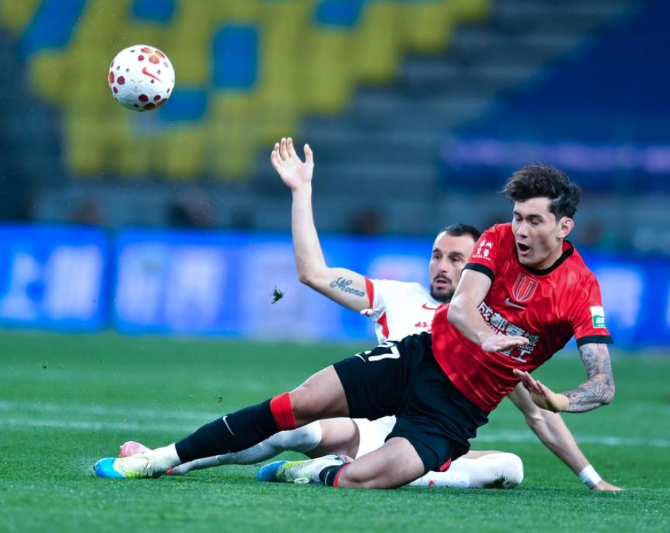 世界杯高清直播平台-一场1-0，让中超榜首易主，神仙进球诞生：第79分钟角球破门绝杀